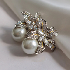Pendientes de Oro Blanco E2165 con Diseño de Flor y Engaste Pavé, Joyería de Lujo para Mujer, Ideales para Bodas - Product Image 4