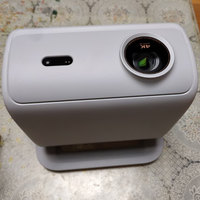 Proyector Láser Tricolor 4K Dangbei D7XPro, Zoom Óptico de 1900 ISO, Portátil para Sala de Estar y Dormitorio, 2.1 kg
