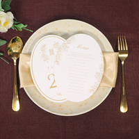 Menu de mariage et carte de numéro de table élégants en or avec motif floral, imprimés sur carton rigide personnalisé pour la mise en place des tables de banquet de mariage