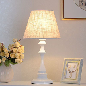 Lampe de table moderne en cristal avec abat-jour en acrylique à volants, LED E27, lumière blanc chaud doux 2700K, décoration de chambre, commande par bouton manuel - Product Image 1