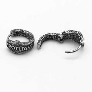 Yunnique Boucles d'oreilles créoles en acier titane, design lettres, style minimaliste, audacieux et rétro, forme ronde, pour couples - Product Image 3