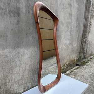 Espejo de pared asimétrico de nogal de longitud completa Art Deco mediados de siglo decoración rústica moderna hecha a mano de madera dormitorio sala de estar - Product Image 1