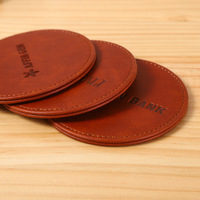Sous-verres ronds modernes en cuir PU personnalisés avec logo en relief, étanches et isolants thermiquement, pour cadeaux, vente en gros