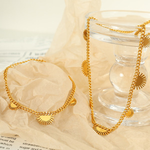 สร้อยคอสไตล์ฮิปฮอปแบบคิวบันพร้อมจี้รูปพระอาทิตย์ ทำจากสแตนเลส เหมาะสำหรับทั้งชายและหญิง ชุดเครื่องประดับแฟชั่น - Product Image 1