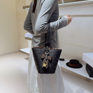 กระเป๋าถือผู้หญิงรุ่นใหม่ล่าสุด คุณภาพสูง แฟชั่นสไตล์เรโทร กระเป๋าทรงถัง ตัวล็อคแม่เหล็ก พิมพ์ลาย สะพายไหล่เดียวหรือสะพายข้างได้ - Product Image 3