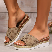 Sandales de plage imprimées en gros direct usine, chaussures plates décontractées antidérapantes, pantoufles tissées, pantoufles tendance pour femme