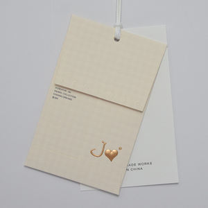 Etiquettes personnalisées pour vêtements Etiquettes volantes en papier kraft carton plastique impression or UV pour vêtements - Product Image 3