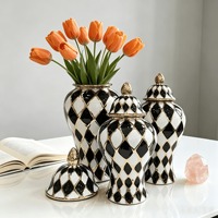 Vase décoratif en céramique électroplaquée à carreaux noir et blanc de style nordique de luxe pour l'affichage dans les halls d'entrée