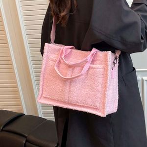 กระเป๋าช้อปปิ้งสีชมพูแบบขายส่ง มีหลายช่องใส่ของ  พร้อมสายสะพายไหล่  รับสกรีนโลโก้  ทนทาน เหมาะสำหรับใส่ของชำ - Product Image 4