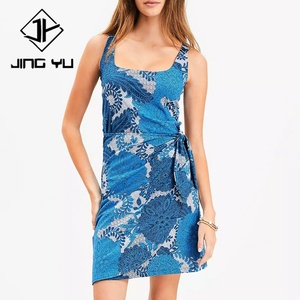 Robe mini à col carré noué imprimée tendance été, en polyester et élasthanne de haute qualité, robe décontractée - Product Image 1