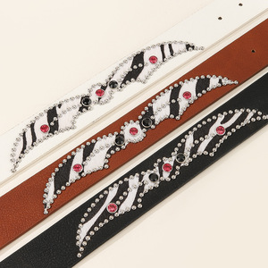 Cinturón de Cuero PU Personalizado con Tachuelas de Diamantes de Imitación, Hebilla Plateada, Estilo Casual, Moldeado en una Sola Pieza - Product Image 2