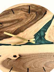 Horloge murale rustique en résine et en bois avec des éléments en bois naturel, des détails faits à la main et un style moderne élégant - Product Image 4