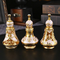 Bouteilles de parfum en verre de style Dubaï du Moyen-Orient, décorées de manière exquise, bouteilles vides pour huiles essentielles arabes et parfums.