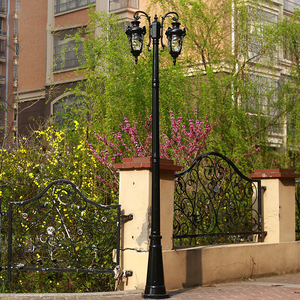 Lampadaire de jardin extérieur LED en fer avec abat-jour en verre, lumière blanc chaud 2700K, IP66 résistant aux intempéries, détecteur de mouvement, alimenté par énergie solaire, garantie 10 ans - Product Image 2