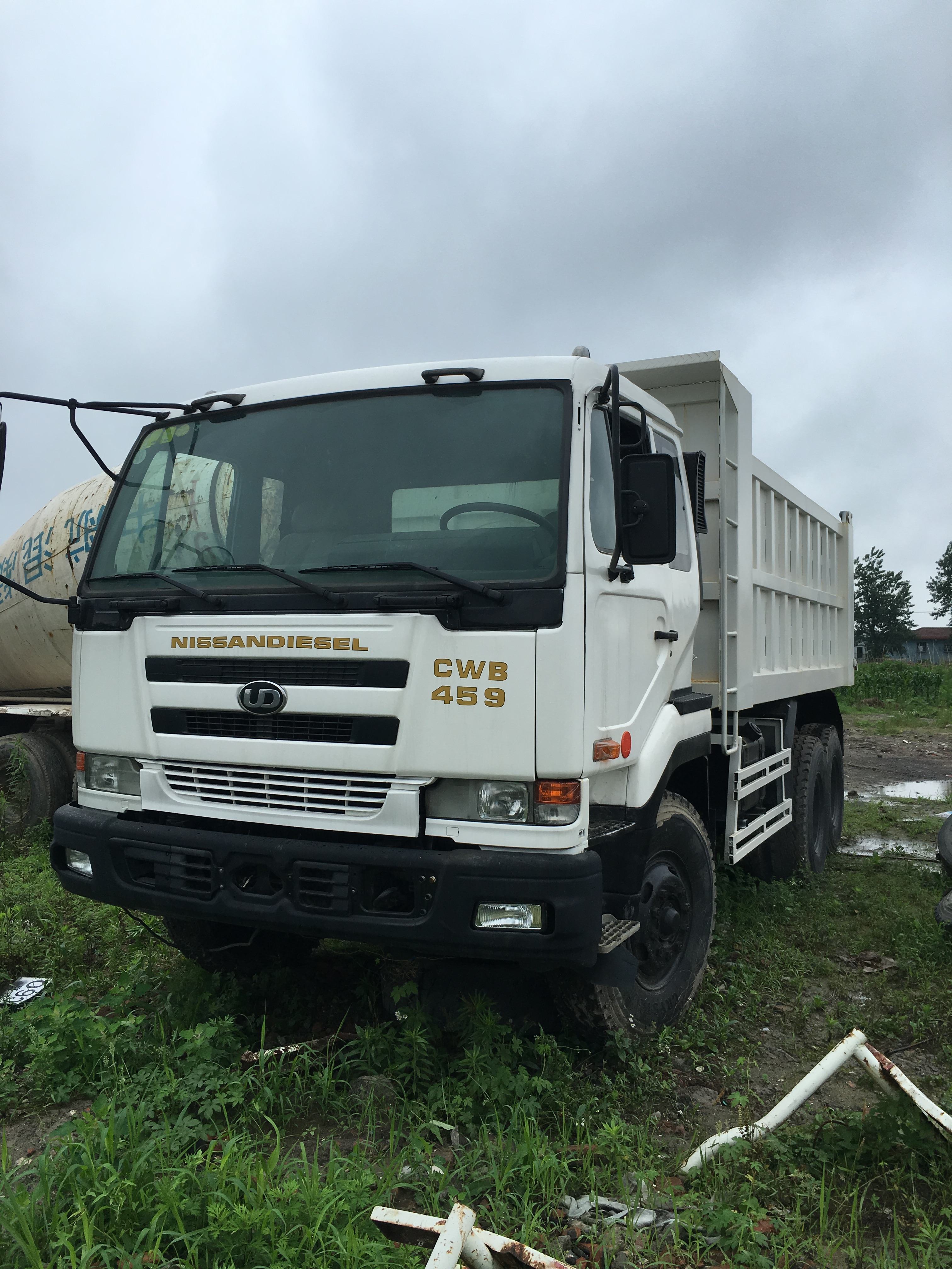CWB459 White Color 6X4 Japan Nissan Diesel Used Trucks for Sale