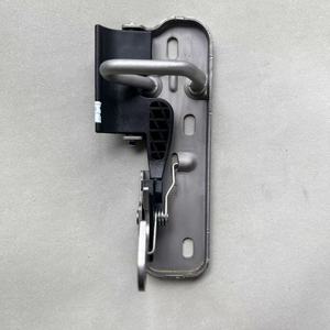 1KD823480 เหมาะสำหรับตัวล็อคฝากระโปรงของรถยนต์ Volkswagen Sagitar และ Volkswagen Tiguan - Product Image 4