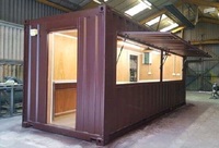 Bar en conteneur maritime entièrement meublé, café portable moderne avec design graphique, imperméable et écologique