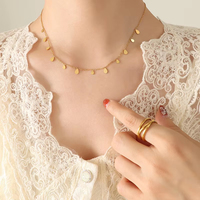 Collection de colliers ras-du-cou dorés avec breloques miniatures assorties, motifs variés, chaîne fine, pour femme, à porter seul ou en superposition