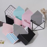 Boîtes à fleurs en papier avec laminage mat personnalisé, impression à l'or, matériaux recyclés, emballage cadeau créatif