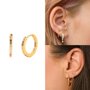 ROXI - Pendientes de Aro Huggie de Plata de Ley 925 con Baño de Oro de 18K y Circonita Cúbica Arcoíris de 10 mm - Product Image 5