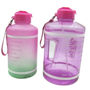 Bpa الشحن مخصص شعار البلاستيك تحفيزية 1 جالون زجاجات مياه زجاجات مياه رياضة إبريق مع القش و حبل