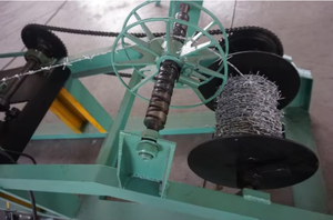 Neue <span class=keywords><strong>Cowan</strong></span> Fabrik Feuerverzinkte Stacheldrahtzaun-Herstellungsmaschine PLC & Motorgetrieben Einfach zu Bedienen Preiswert - Product Image 4