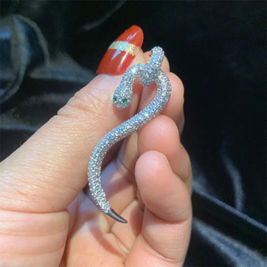 Boucles d'oreilles audacieuses en forme de serpent pour femmes, bijoux fantaisie au design animalier chic - Product Image 6