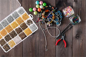 Kit <span class=keywords><strong>d</strong></span>'accessoires <span class=keywords><strong>pour</strong></span> la fabrication de bijoux, avec anneaux de saut ouverts, fermoirs, perles à sertir, épingles à tête, crochets de boucles <span class=keywords><strong>d</strong></span>'oreilles arrière, 200 pièces - Product Image 6