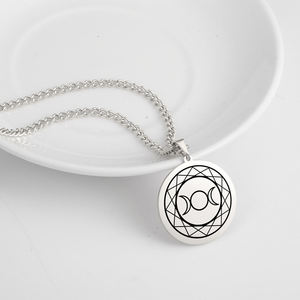 Collar de <span class=keywords><strong>diosa</strong></span> de la luna Triple <span class=keywords><strong>vikinga</strong></span> para hombre, colgante de joyería de acero inoxidable con estampado láser negro, chapado en oro de 18K - Product Image 5