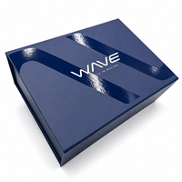 Élégante boîte cadeau rigide pliable bleu marine avec logo personnalisé imprimé UV sélectif et doublure en éponge pour marque de cosmétiques et vêtements portables