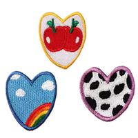 Fabrication chinoise de patchs brodés écologiques personnalisés avec un motif de cœur et de fleurs, avec fermeture à boucle et crochet pour les chapeaux