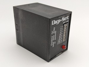 Relais temporisé original de marque Piece Brand Tds24al avec indicateur LED, simple, 24 volts, 8 broches, enfichable, garantie PLC - Product Image 2