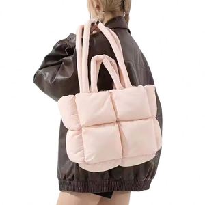 Usine BSCI, logo personnalisé, grande capacité, sac à main léger et tendance pour femmes, sac fourre-tout matelassé pour femmes - Product Image 1
