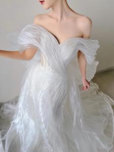 Robe de mariée sirène en organza plissé brillant, avec longue traîne fluide, pour mariage - Product Image 4