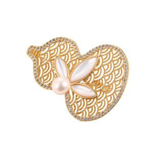 Broche en perle d'eau douce de Zhuji pour femmes, nouveau style chinois, incrustée de coquillage, gourde porte-bonheur, fleur de poitrine pour l'automne et l'hiver - Product Image 4
