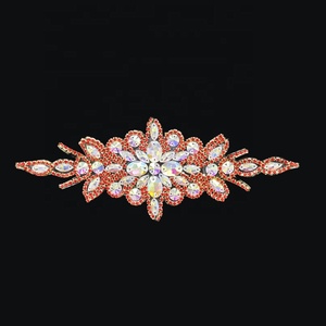 Applique en dentelle perlée en verre en forme de fleur 3D élégante pour robe de mariée et vêtement de soirée - Product Image 2