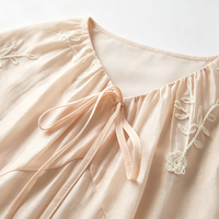 Robe midi personnalisée OEM pour femme, broderie florale, col en V, nœud devant, manches bouffantes 3/4, taille nouée, dos long, décontractée, pour les vacances