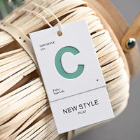 Étiquette volante de luxe personnalisée avec logo estampé or en relief pour vêtements et accessoires