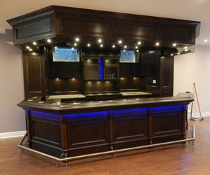 العتيقة خشبية ديلوكس بدروم بار تصميم الطابق السفلي الرطب بار مع مصابيح يندمج بها اللون الأحمر والأخضر والأزرق - Product Image 1