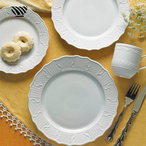 Juego de Platos de Cena de Cerámica Blanca con Patrón Tallado de Lujo, Platos de Porcelana Decorativos Hechos a Mano para Bodas, para una Cena Elegante - Product Image 3