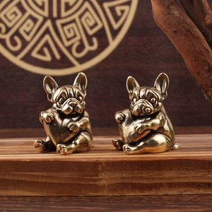 Figura de Perro Pug de Latón con Corazón, Adorno de Animal Pequeño para Decoración del Hogar o Escritorio - Product Image 1