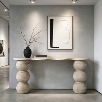 Table console moderne en marbre travertin beige avec pieds sphériques empilés uniques, idéale pour la décoration de couloirs et de salons de luxe.