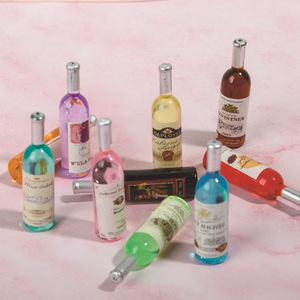 Миниатюрные поделки из смолы в виде бутылки шампанского: аксессуары для чехлов телефонов, подвески для ключей, для праздничного декора. Производство HQ Brand Casting. - Product Image 6