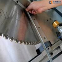 Scie à découper à double tête motorisée de haute précision pour profilés en aluminium et UPVC de 700 mm de diamètre, pour grandes cadres de fenêtres