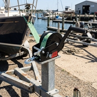 Treuil manuel compact de haute qualité avec sangle colorée en option pour le transport de remorques légères et les travaux de déplacement de mini-navires en bord de mer