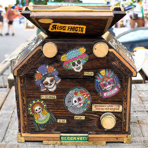 Spilla scheletro Catrina per il giorno dei morti De Los Muertos Festival messicano smalto risvolto distintivo gioielli tema amore per gli amici regali - Product Image 5