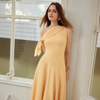 Robe midi décontractée jaune unie en satin à une épaule pour femme, coupe trapèze, taille empire, respirante et écologique, idéale pour les soirées