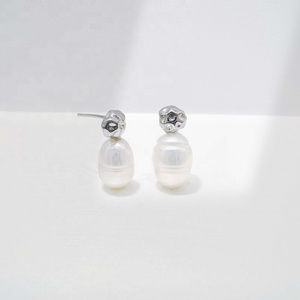 Boucles d'oreilles minimalistes d'été en argent sterling 925 plaqué or 14 carats, faites à la main, avec nœud délicat et perle baroque pour femme. - Product Image 1