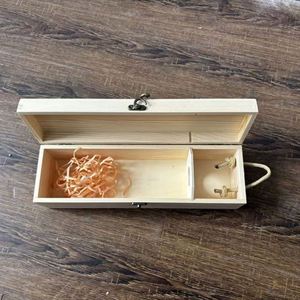 Caja de Madera de Pino para una Sola Botella de Vino con Asa de Cuerda y Cierre Metálico - Product Image 5
