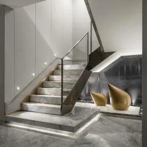 Escalier courbé en marbre avec main courante en fer forgé